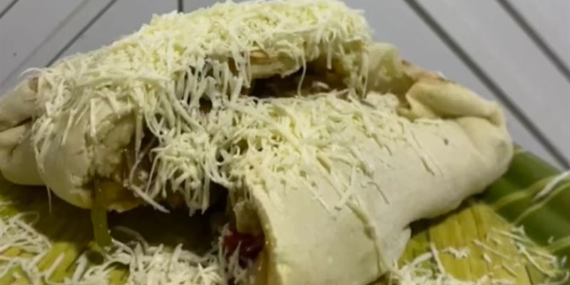Burrito relleno y cubierto con queso rallado